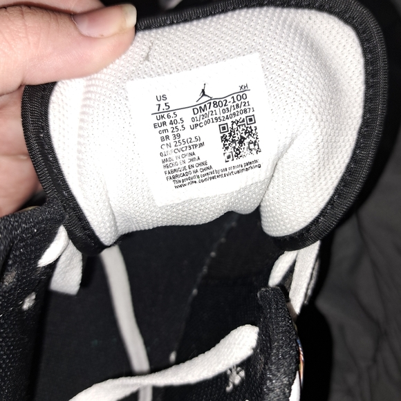 Nike Air Jordan 1 SE Mid Heat Reactive - Color Change - Picture 5 of 6